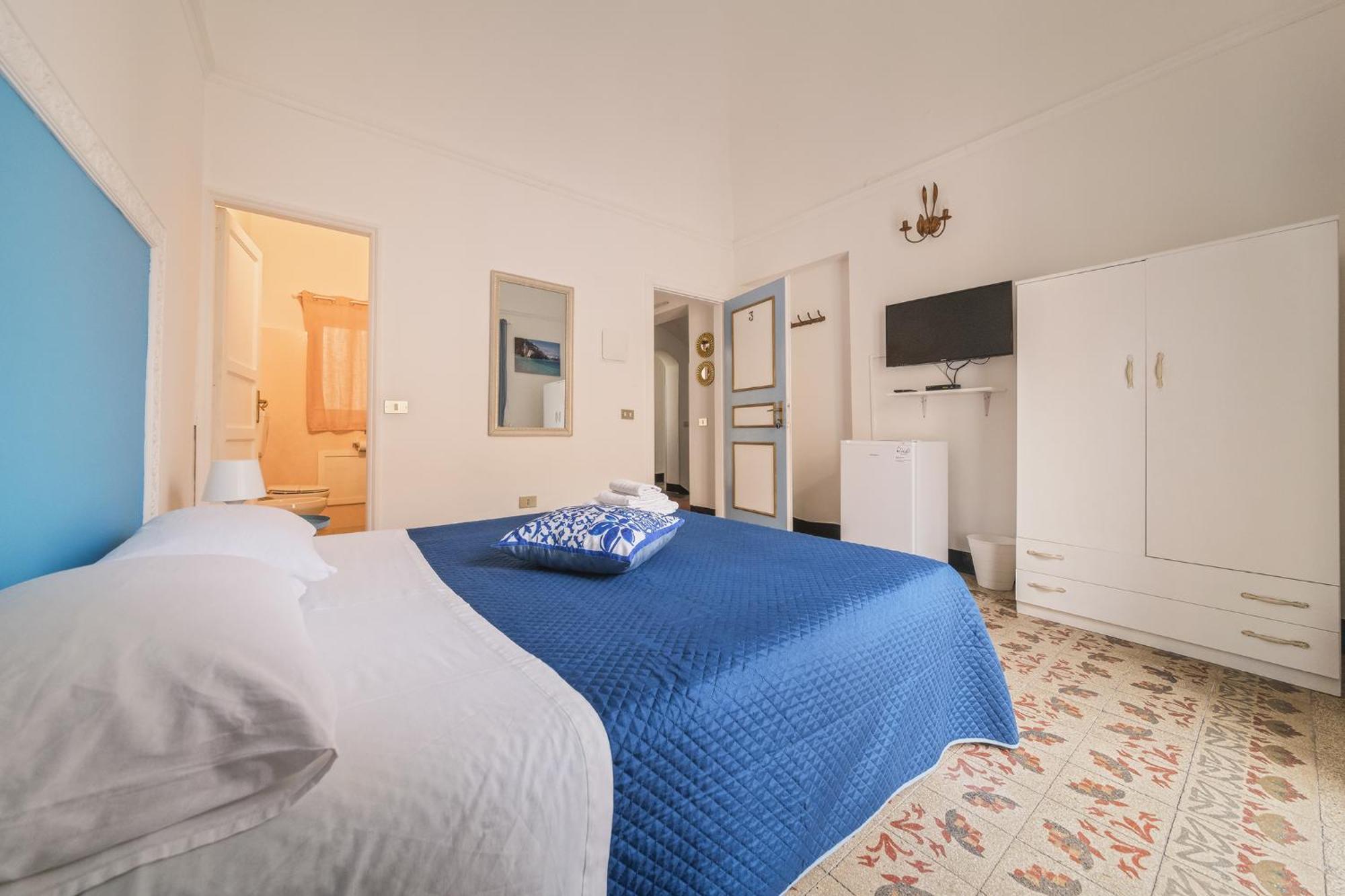 Voila Rooms Guest House Terrasini Bagian luar foto