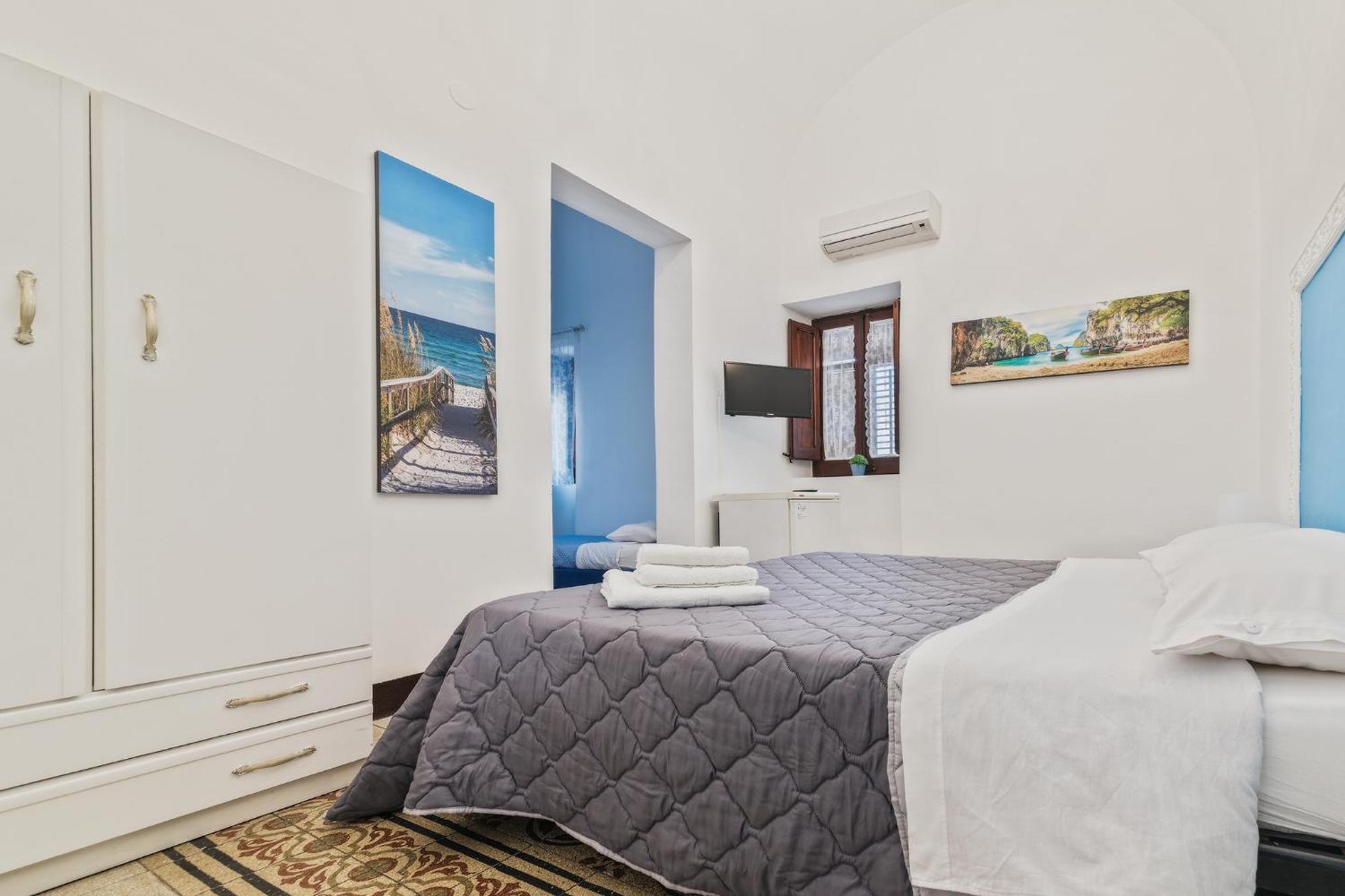 Voila Rooms Guest House Terrasini Bagian luar foto