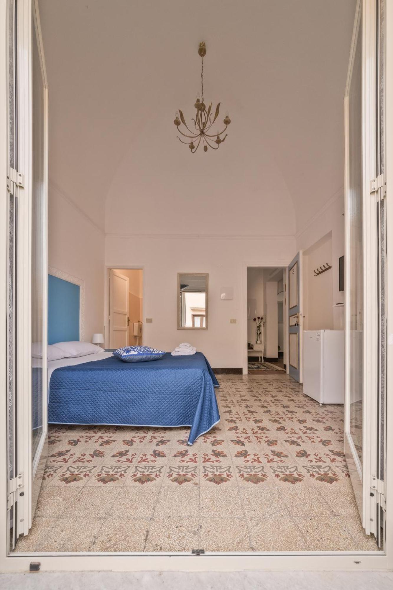 Voila Rooms Guest House Terrasini Bagian luar foto