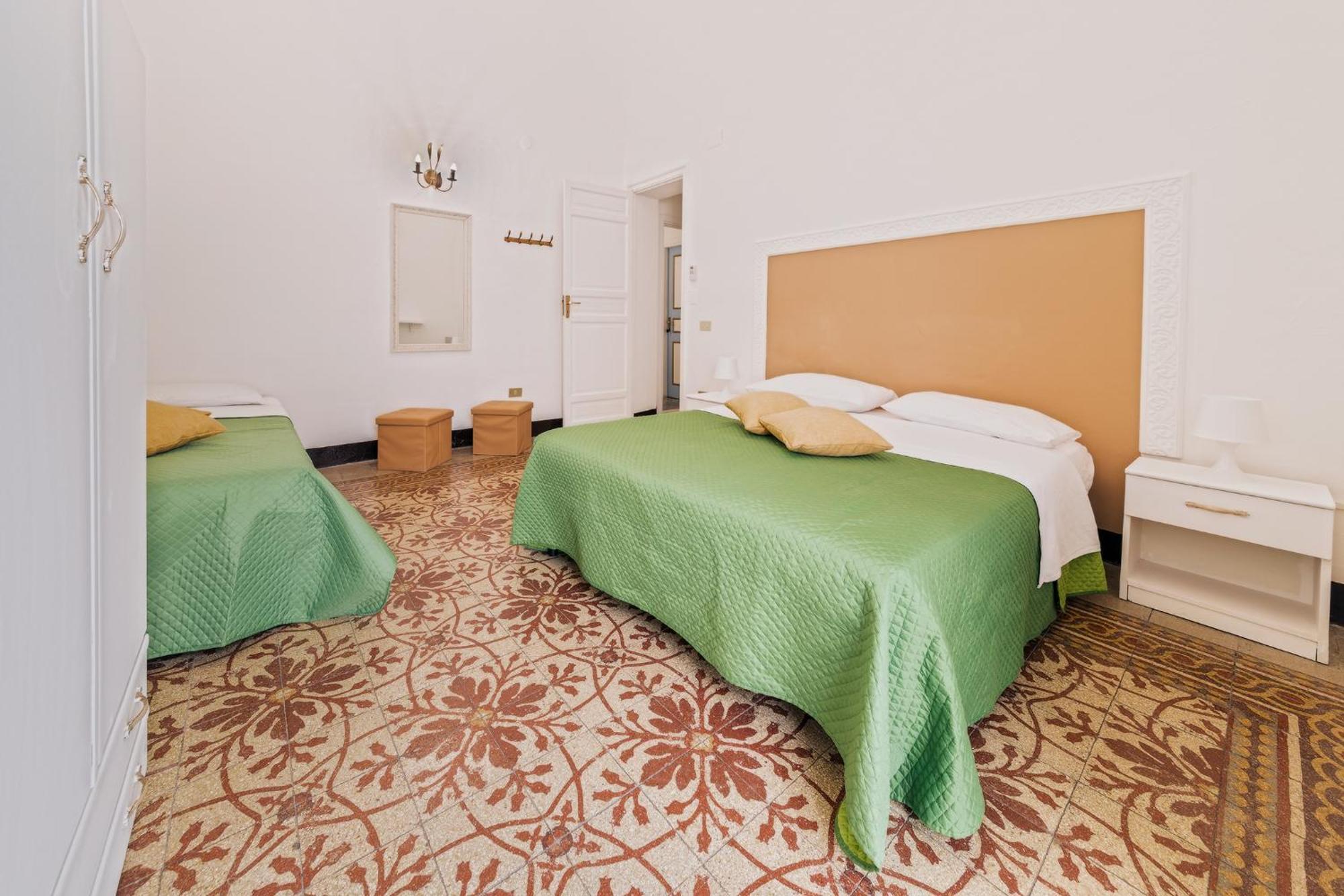 Voila Rooms Guest House Terrasini Bagian luar foto