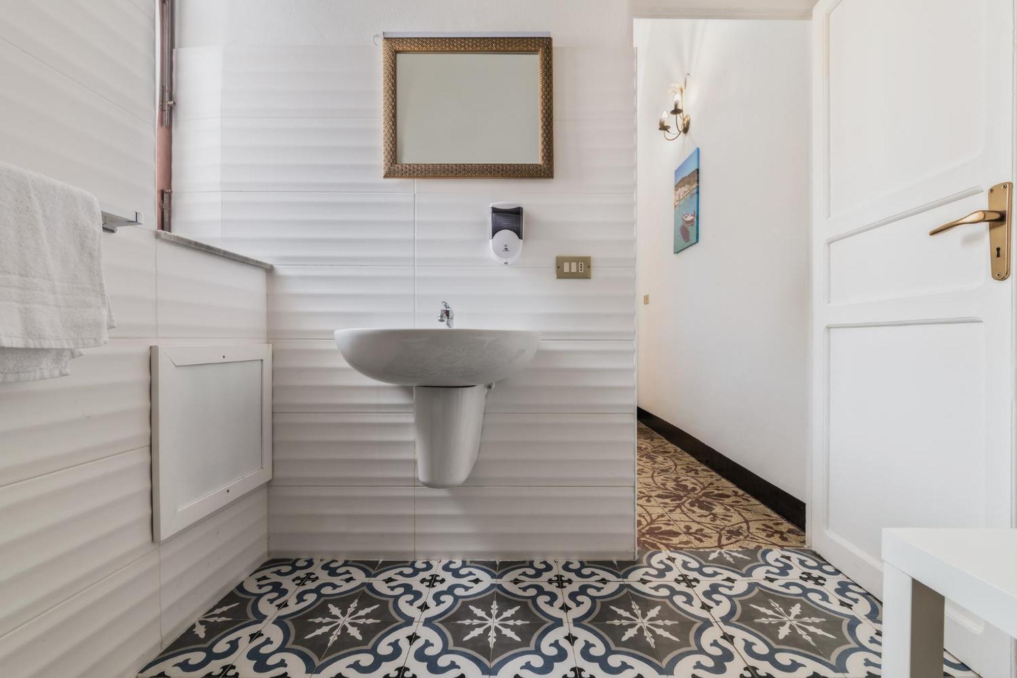 Voila Rooms Guest House Terrasini Bagian luar foto