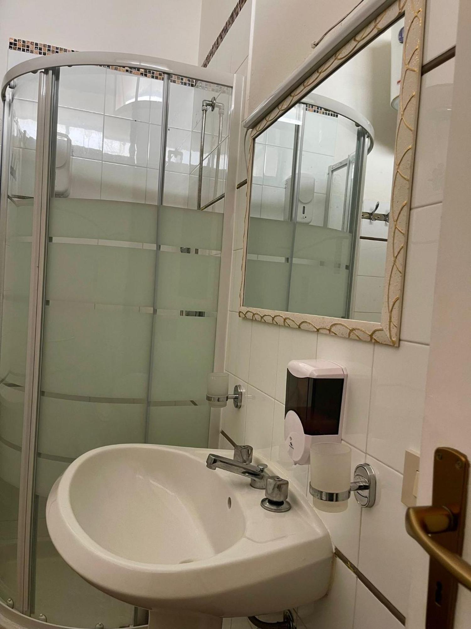 Voila Rooms Guest House Terrasini Bagian luar foto