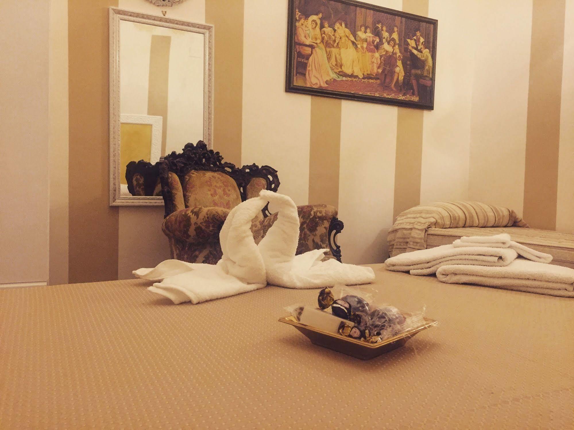 Voila Rooms Guest House Terrasini Bagian luar foto