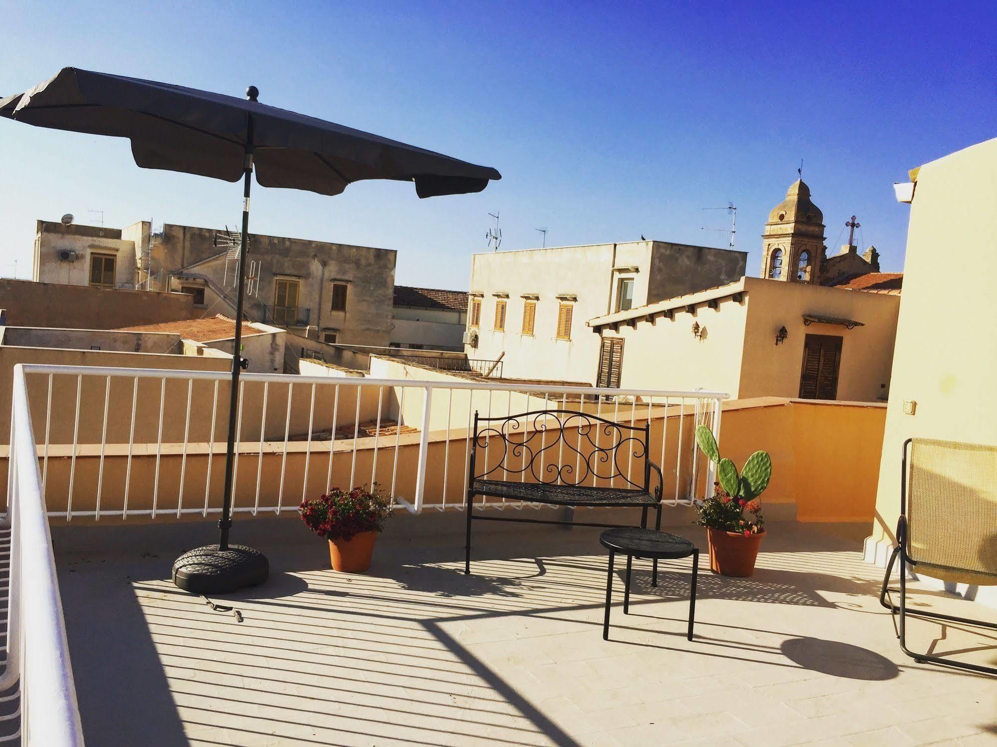 Voila Rooms Guest House Terrasini Bagian luar foto