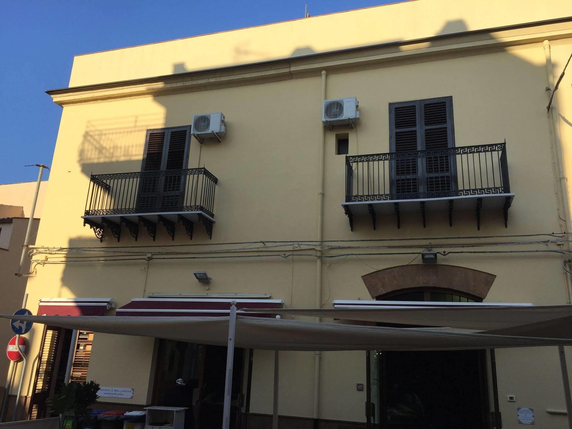 Voila Rooms Guest House Terrasini Bagian luar foto