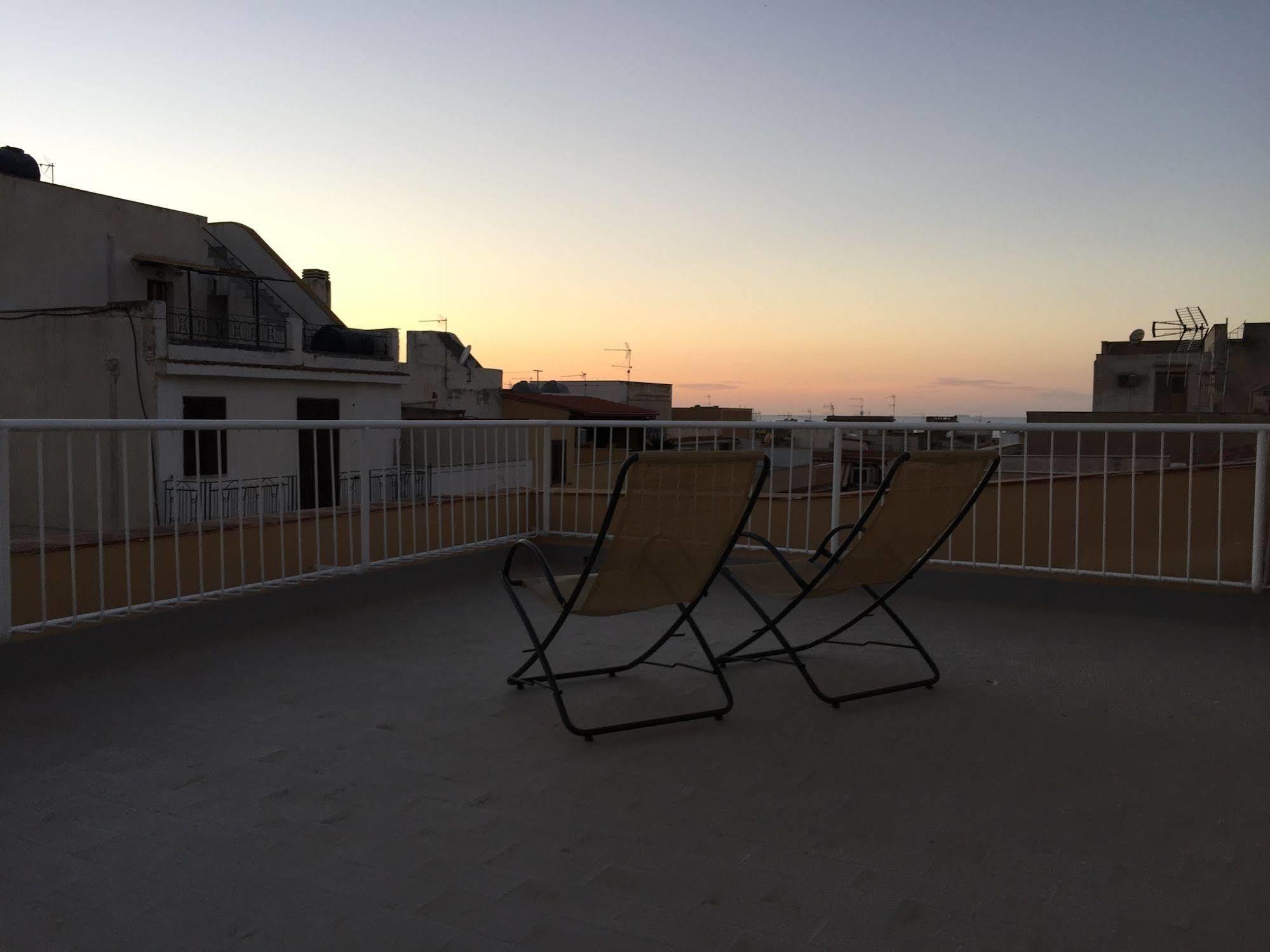 Voila Rooms Guest House Terrasini Bagian luar foto