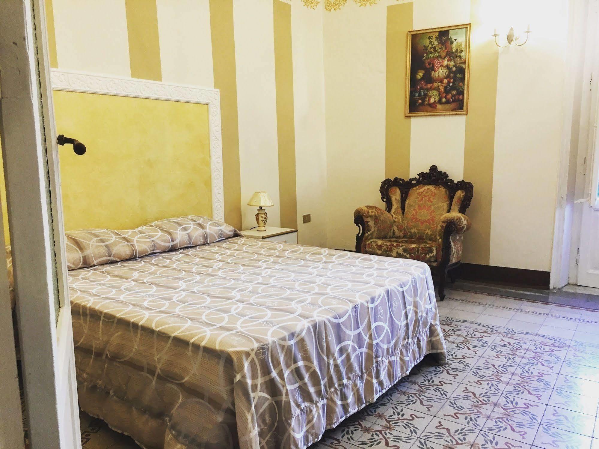 Voila Rooms Guest House Terrasini Bagian luar foto